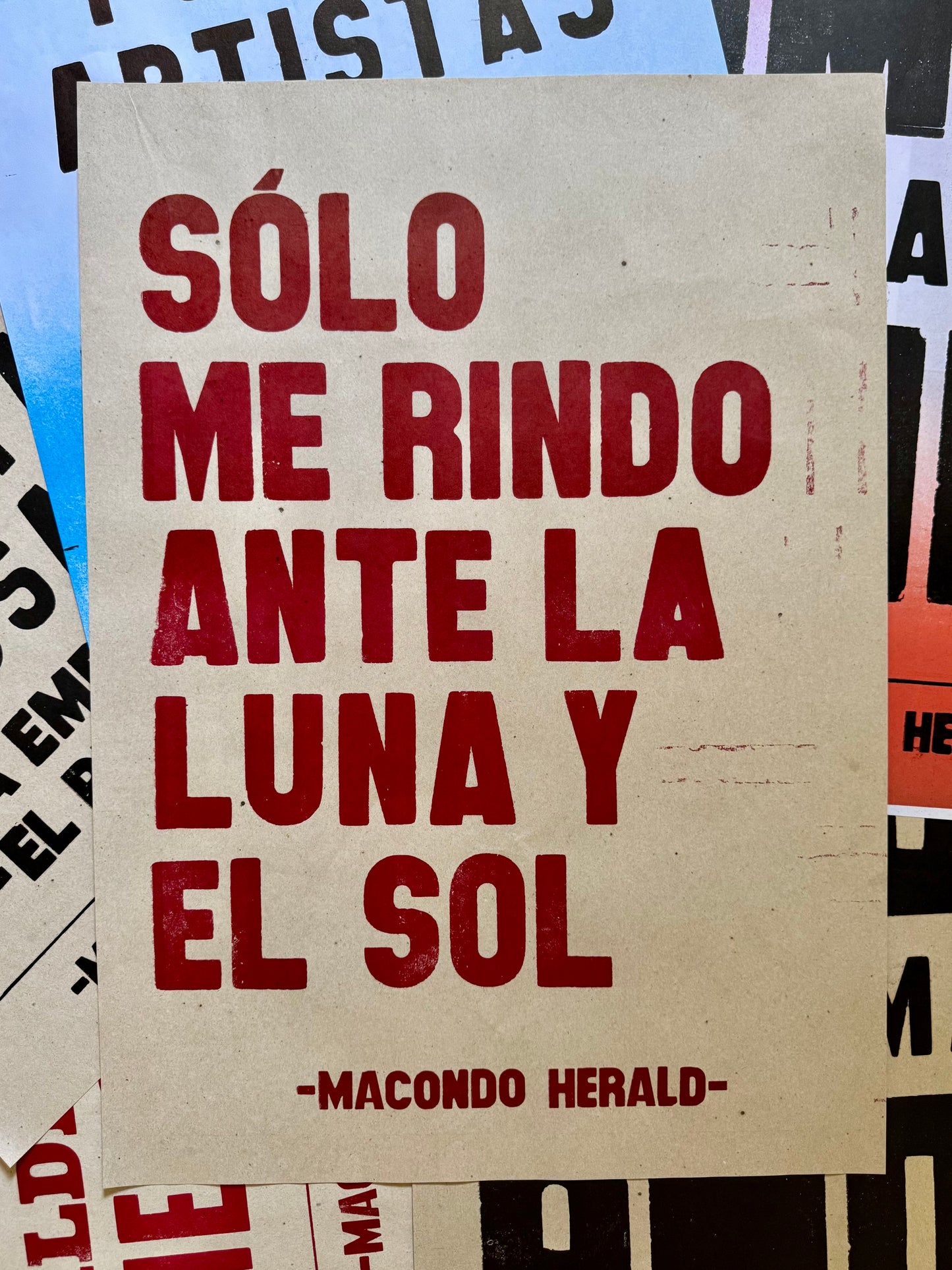 SOLO ME RINDO ANTE LA LUNA Y EL SOL