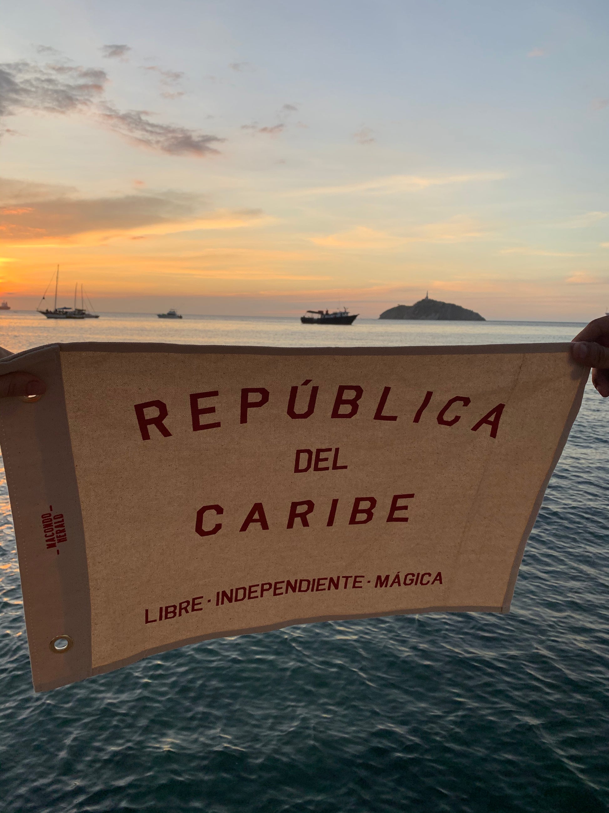 BANDERA REPÚBLICA DEL CARIBE Macondo Herald
